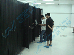 某大型機(jī)構(gòu)機(jī)房，學(xué)員一起研究問題...