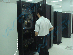 某大型機(jī)構(gòu)機(jī)房，工程師巡檢中...